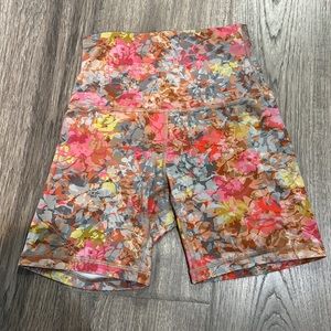 Lululemon align shorts. I think they are the 6inch 🤷🏼‍♀️